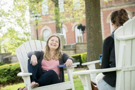 学生在阿迪朗达克椅子在校园外的老主要在杂酚油影响照片拍摄5月1日, 2019年华盛顿 & 澳门葡京博彩软件.