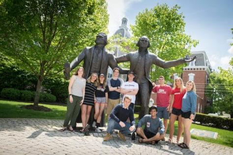 5月1日，学生们与乔治·华盛顿和托马斯·杰斐逊的雕像合影留念, 2019年华盛顿 & 澳门葡京博彩软件.